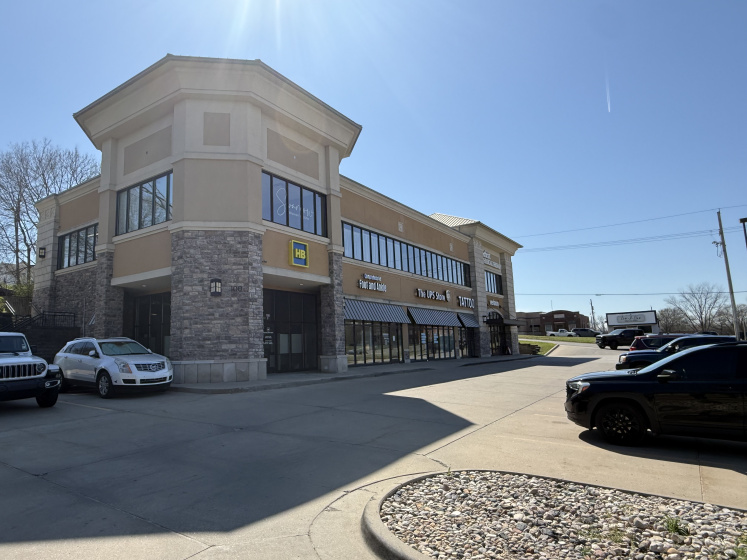 100 Kansas St, Lansing, KS 66043, ,Retail,Lease,Kansas St,1666